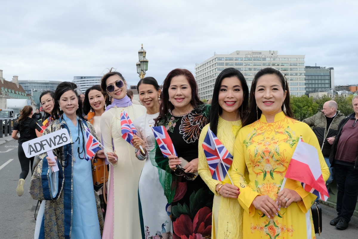 Pour les Miss des épouses d’Europe, chaque fois qu’elles revêtent l’áo dài est aussi l’occasion de rapprocher le Vietnam des amis internationaux. Photo: Comité d'organisation