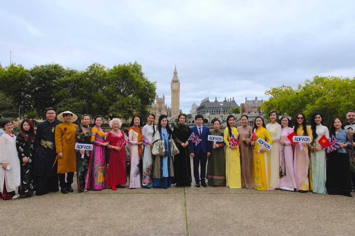Le chargé d’affaires de l’ambassade du Vietnam au Royaume-Uni, Dào Quyên Truong, et les Miss Áo dài des épouses devant Big Ben, à Londres. Photo: Comité d'organisation