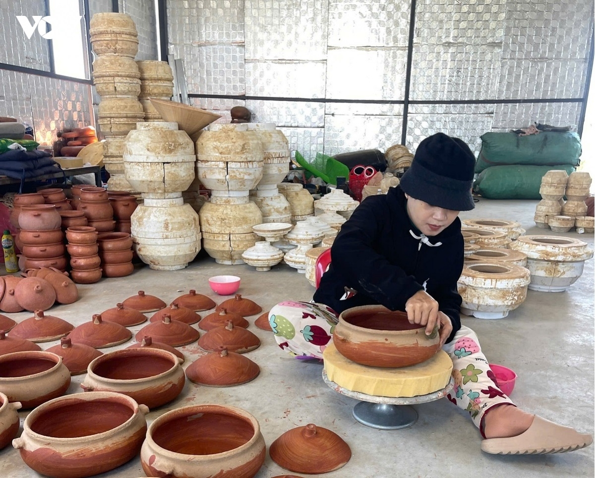 Một góc khu làm gốm của gia đình chị Xích Mai Chi