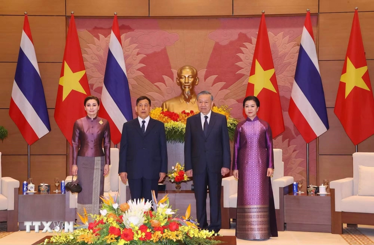 นาย โต เลิม เลขาธิการคณะกรรมการกลางพรรคคอมมิวนิสต์เวียดนาม ประธานประเทศเวียดนาม พร้อมด้วยภริยา เป็นประธานใน พิธีต้อนรับอย่างเป็นทางการ พระบาทสมเด็จพระเจ้าอยู่หัว มหาวชิราลงกรณ และสมเด็จพระนางเจ้าฯ พระบรมราชินี (VNA)