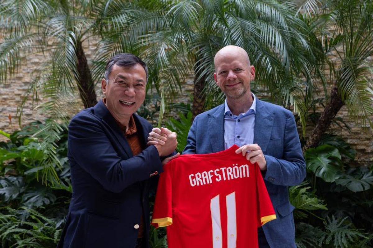 VFF-Präsident Tran Quoc Tuan überreicht dem FIFA-Generalsekretär Mattias Grafström ein Geschenk. (Foto: FIFA)
