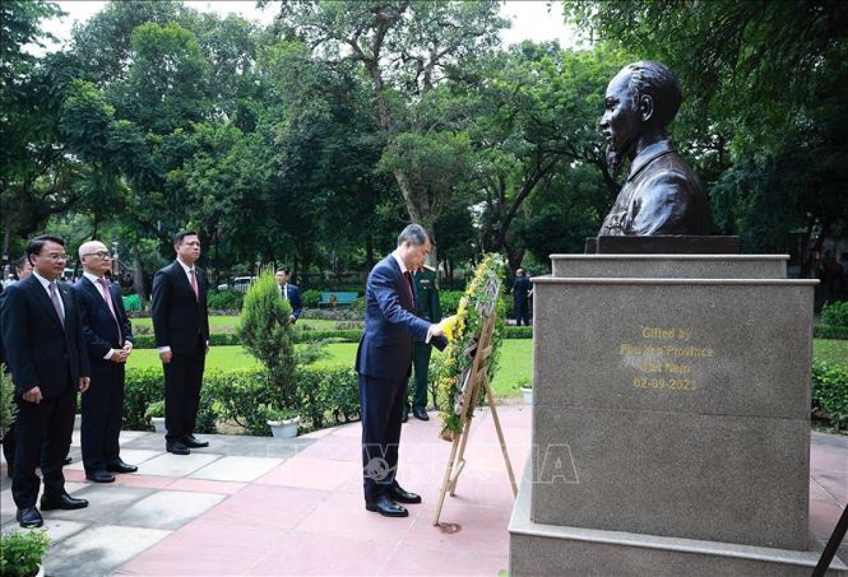 El primer ministro de Vietnam, Le Minh Hung, deposita una ofrenda floral ante el busto del Presidente Ho Chi Minh en Nueva Delhi. Foto: VNA