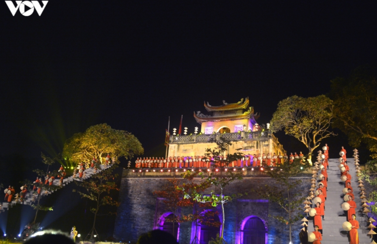 ພາ​ລະ​ຊາ​ວັງ ທັງ​ລອງ  ຍາມ​ຄ່ຳ​ຄືນ (ພ​າບ: VOV)
