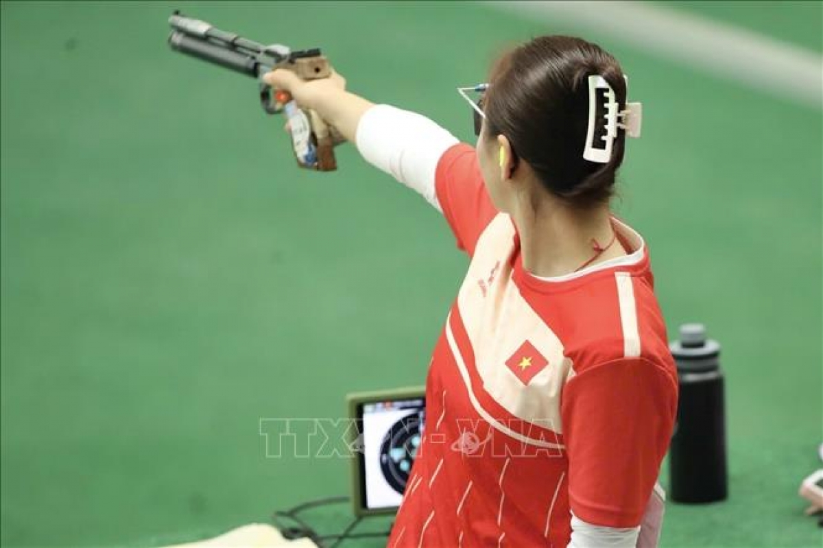 Schützin Trinh Thu Vinh tritt im Mannschaftswettbewerb in der 10 Meter-Luftpistole der Frauen an. (Foto: Minh Quyet/VNA)