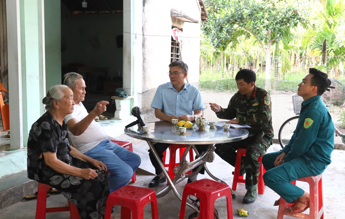 Leaders of Nghia Giang Commune, Quang Ngai Province, gather information from witnesses about an area suspected of containing the remains of fallen soldiers. (Photo: VOV)