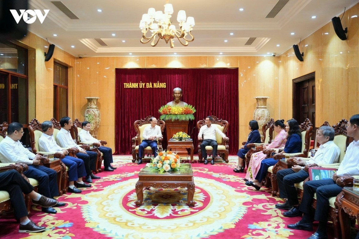 Ông Đỗ Tiến Sỹ, Ủy viên Trung ương Đảng, Bí thư Đảng ủy, Tổng Giám đốc VOV, kiêm Phó Trưởng Ban Ban Tuyên giáo Trung ương làm việc với ông Lê Ngọc Quang, Ủy viên Trung ương Đảng, Bí thư Thành ủy Đà Nẵng.