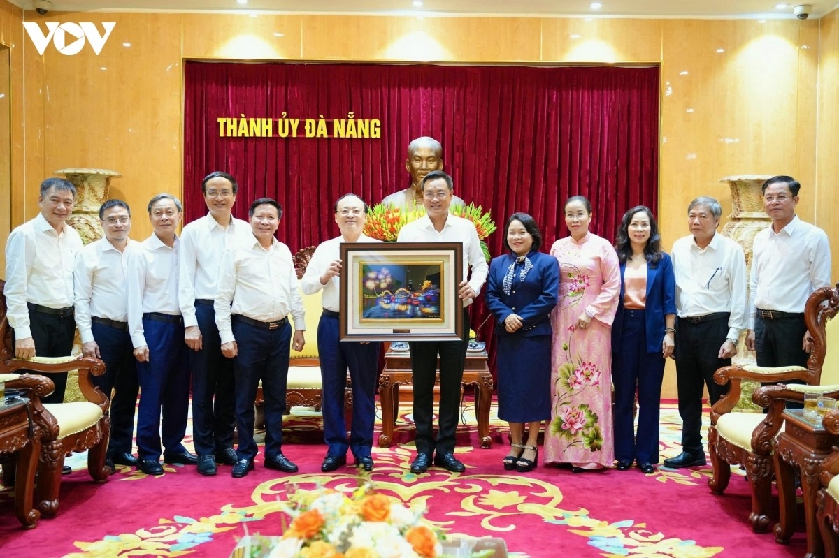 Ông Lê Ngọc Quang, Ủy viên Trung ương Đảng, Bí thư Thành ủy Đà Nẵng trao quà lưu niệm tặng ông Đỗ Tiến Sỹ, Ủy viên Trung ương Đảng, Bí thư Đảng ủy, Tổng Giám đốc VOV, kiêm Phó Trưởng Ban Ban Tuyên giáo Trung ương