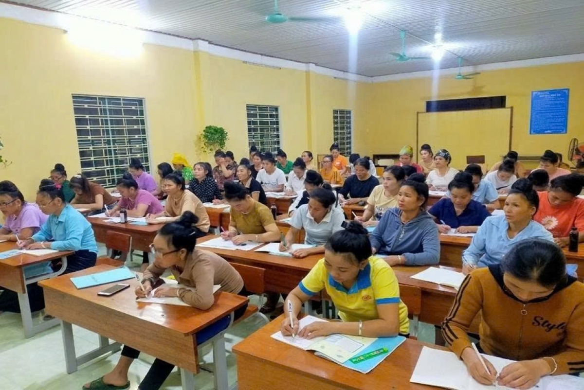 Literacy class at Phuc Son Primary School in Lao Cai: participants work in the fields by day and study at night.