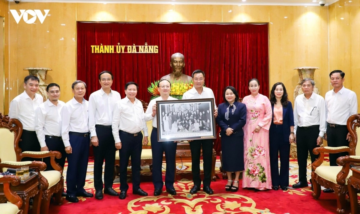 Ông Đỗ Tiến Sỹ, Ủy viên Trung ương Đảng, Bí thư Đảng ủy, Tổng Giám đốc VOV, kiêm Phó Trưởng Ban Ban Tuyên giáo Trung ương trao quà lưu niệm tặng ông Lê Ngọc Quang, Ủy viên Trung ương Đảng, Bí thư Thành ủy Đà Nẵng