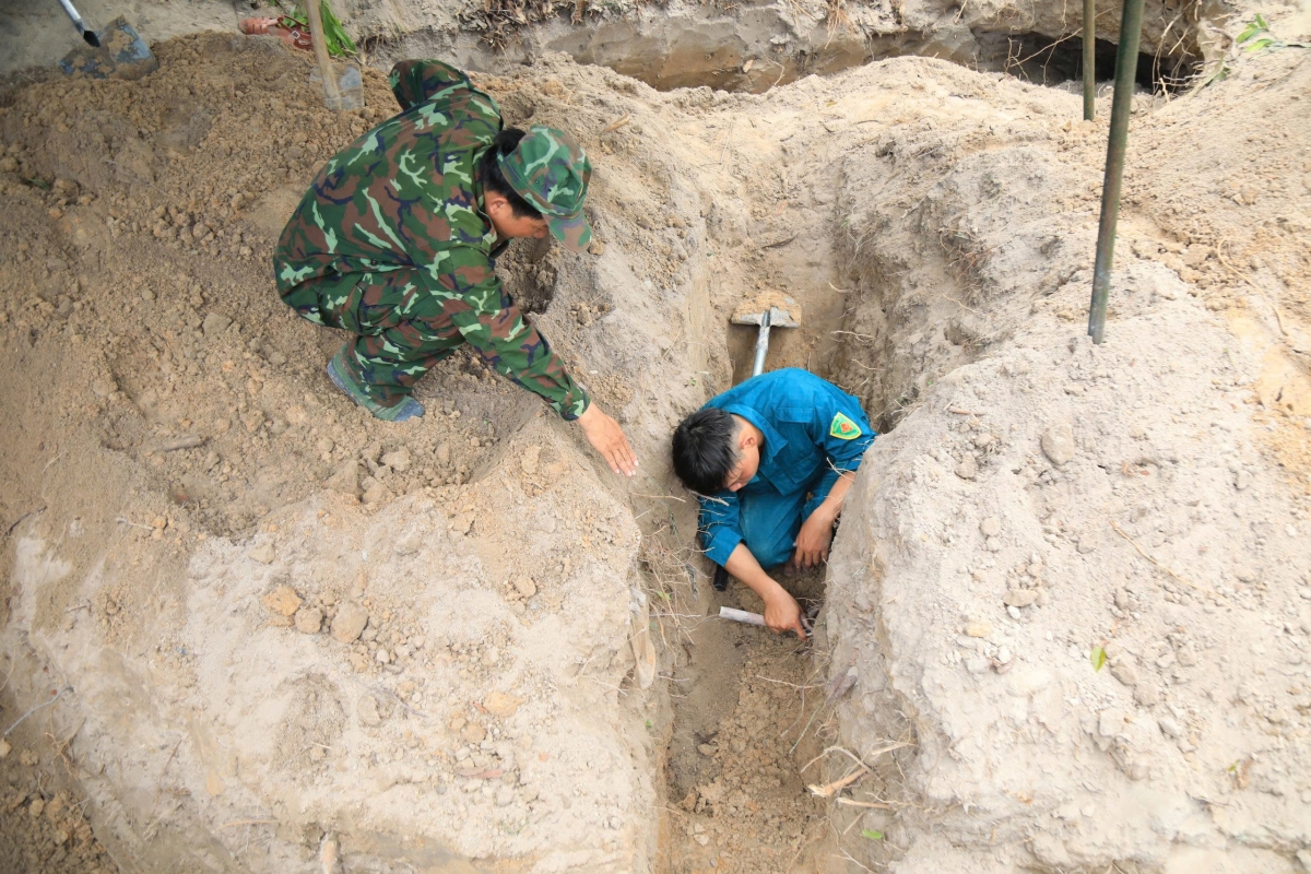 At the search site, once signs of the remains of fallen soldiers are detected, the search team proceeds with excavation very carefully. (Photo: VOV)
