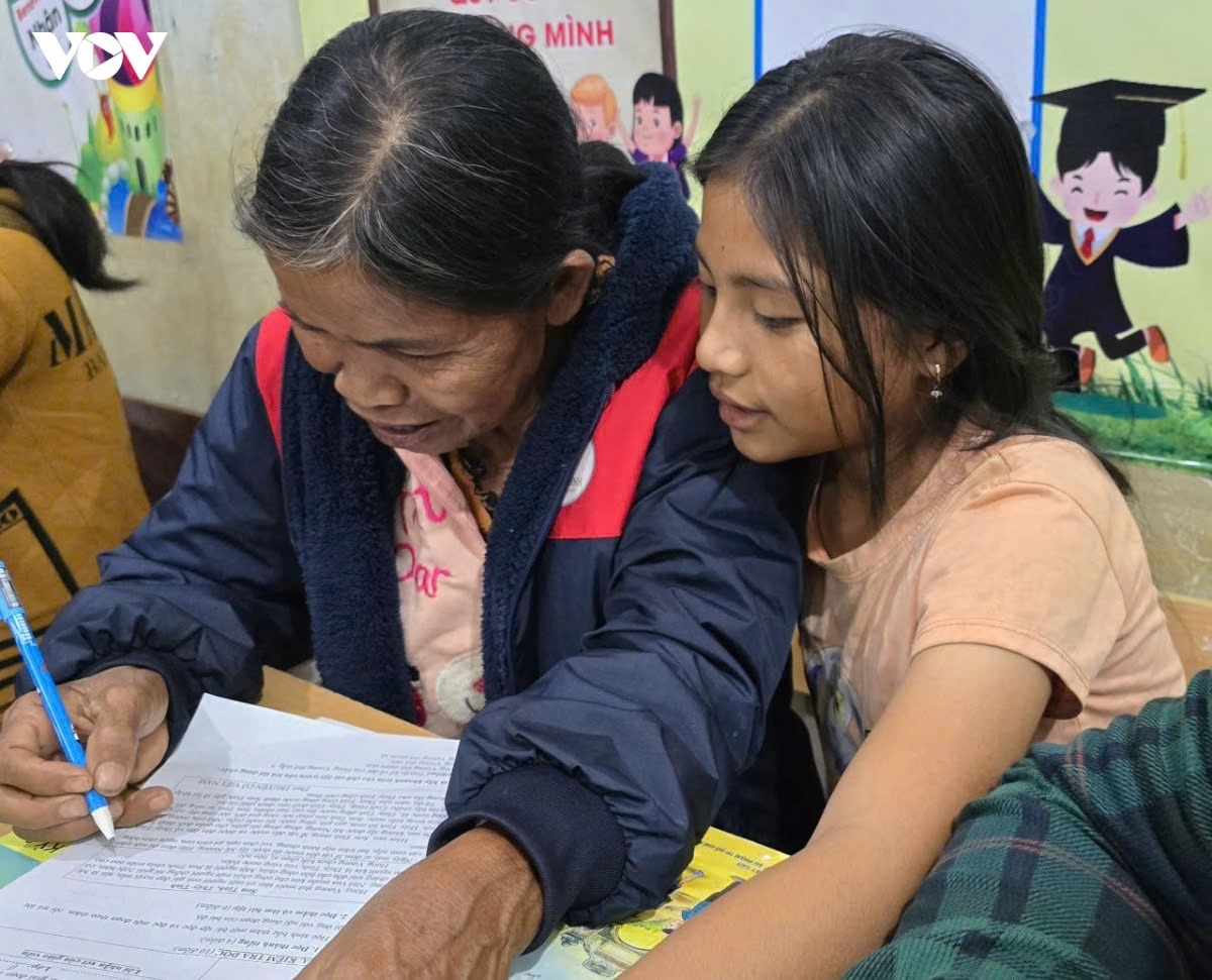 A grandmother and her granddaughter learn Vietnamese language in the same class in Gia Lai.