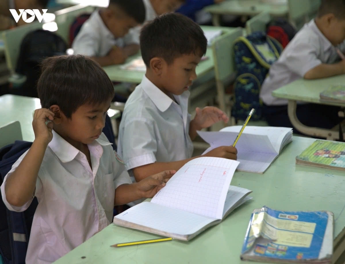 La alfabetización abre más oportunidades de aprendizaje para los niños de comunidades de minorías étnicas.
