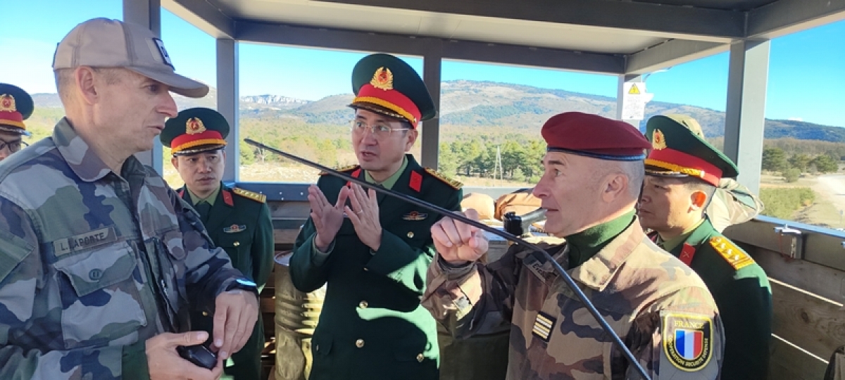  Le général de brigade Pham Manh Thang, chef du Département du maintien de la paix du Vietnam échange avec des officiers français. Photo: vnpkc.gov.vn