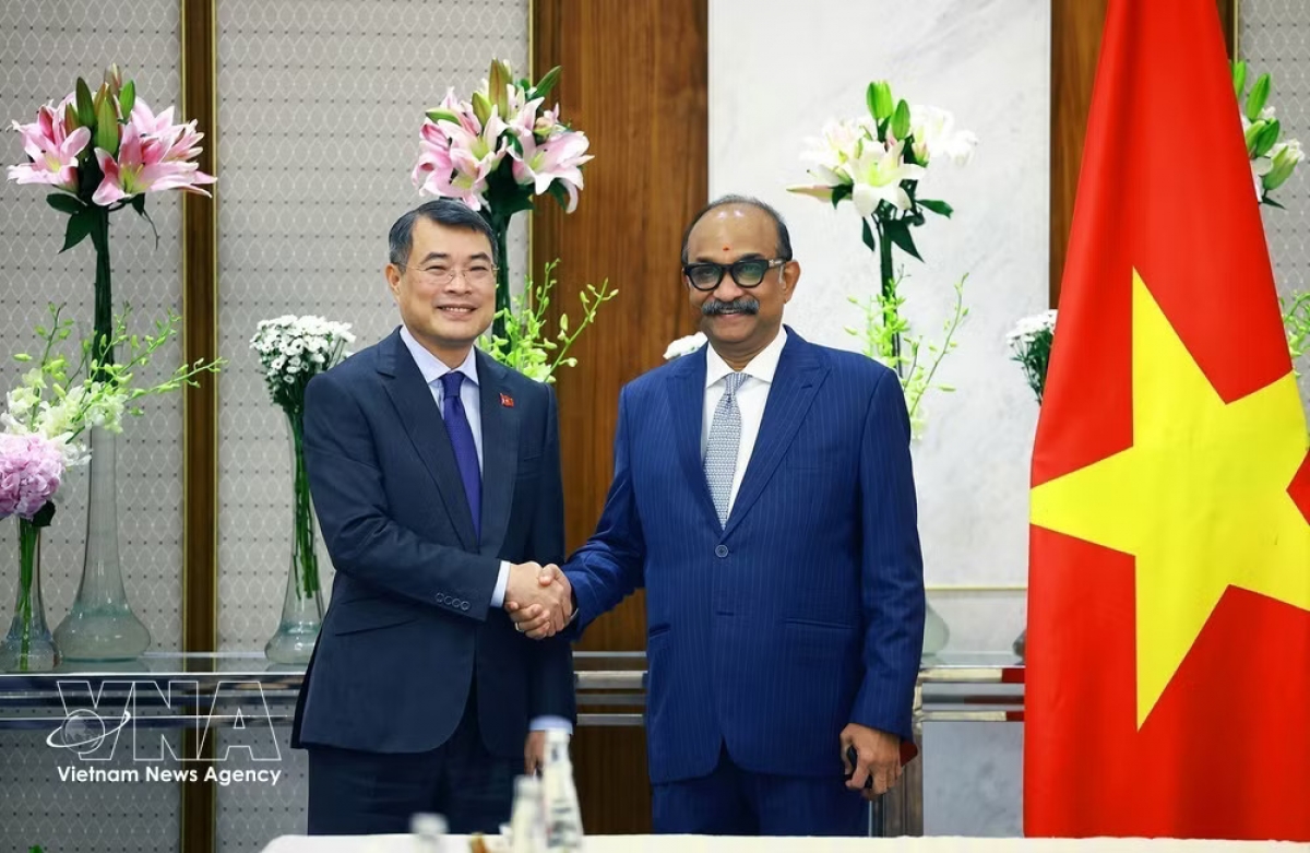 Prime Minister Le Minh Hung (L) receives founder and Chairman of GMR Group Grandhi Mallikarjuna Rao, September 12, 2026. (Photo: VNA)