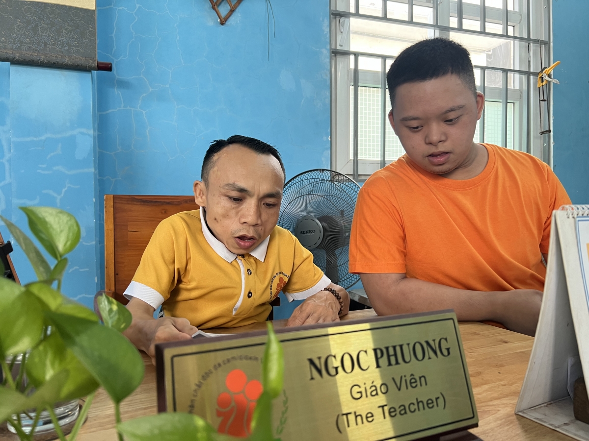 ອາຈານ ຫງວຽນງອັກເຟືອງ ສຸດຈິດສຸດໃຈ ໃນການສິດສອນ<br>
(ພາບ:Huyền Trang)