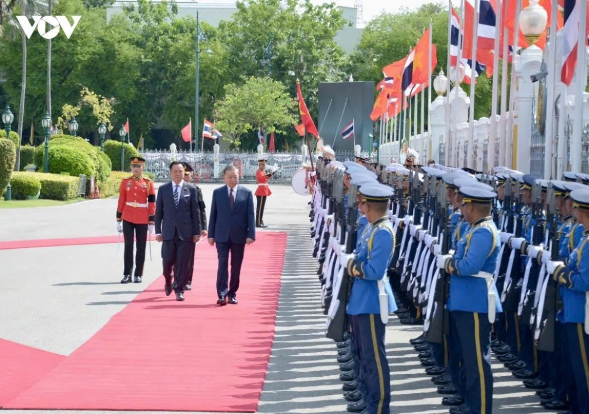 นายกรัฐมนตรี อนุทิน ชาญวีรกูล ให้การต้อนรับเลขาธิการใหญ่พรรคฯ  ประธานประเทศ โต เลิมเนื่องในโอกาสเยือนประเทศไทยอย่างเป็นทางการเมื่อปลายเดือนพฤษภาคม 2026