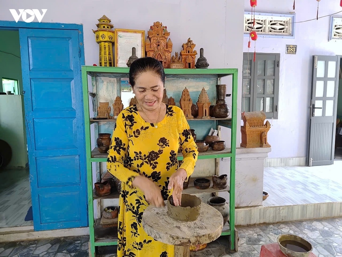 Bà Lương Thị Hoà gắn bó với nghề làm gốm hơn 40 năm