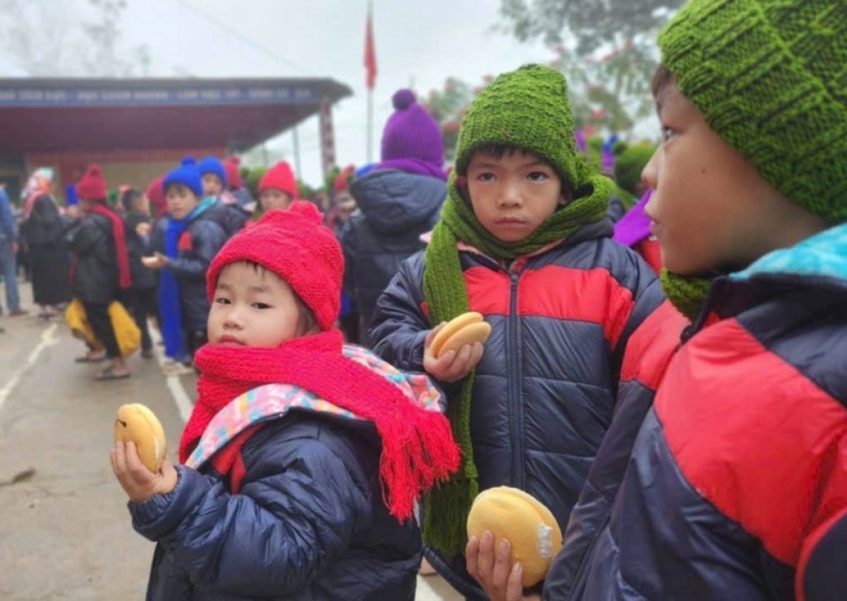 Hơn chục năm qua, "bánh mặt cười" đã theo chân công ty Bánh Tuấn Nghĩa trong các chuyến thiện nguyện kết hợp khám chữa bệnh, phát quà cho học sinh vùng cao.