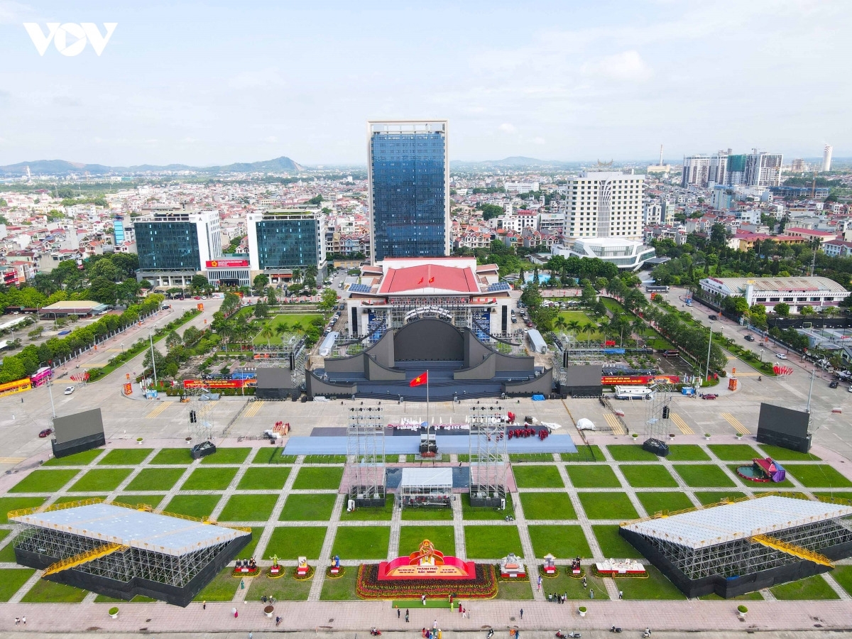 Những ngày này, trên khắp các tuyến đường, khu dân cư của tỉnh Bắc Ninh, cờ hoa, pano, áp phích được trang hoàng rực rỡ, tạo không khí phấn khởi, trang trọng trước thềm Lễ công bố Nghị quyết của Quốc hội về thành lập thành phố Bắc Ninh.