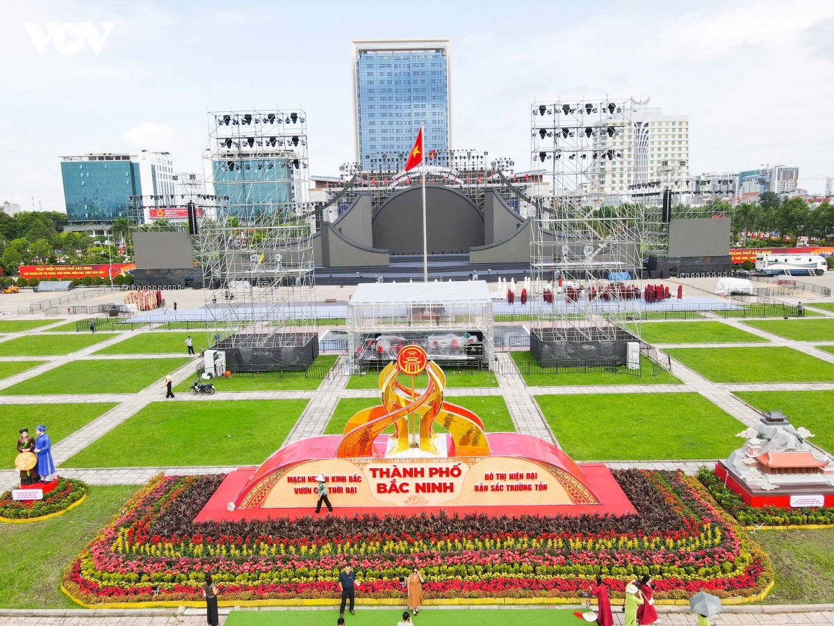 Tại Quảng trường 3/2, phường Bắc Giang, biểu trưng logo tỉnh Bắc Ninh được đặt ở vị trí trung tâm, tạo điểm nhấn cho không gian sự kiện.
