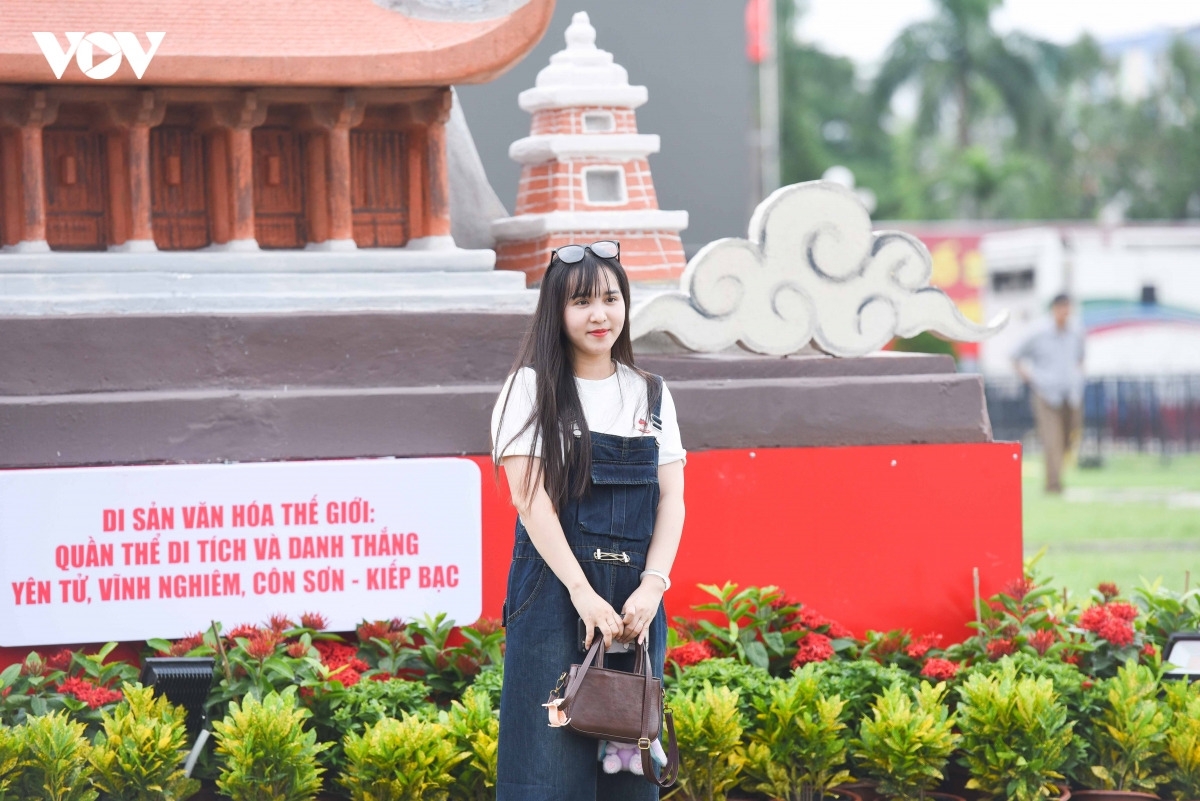 Tại Quảng trường 3/2, phường Bắc Giang thu hút đông đảo các bạn trẻ, người dân và du khách thập phương tới check in chụp ảnh.