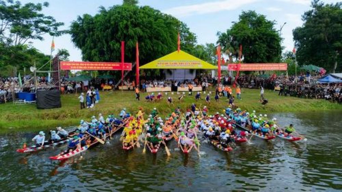 Das traditionelle Bootsrennen auf dem Parfümfluss. (Foto: Dinh Hoang)