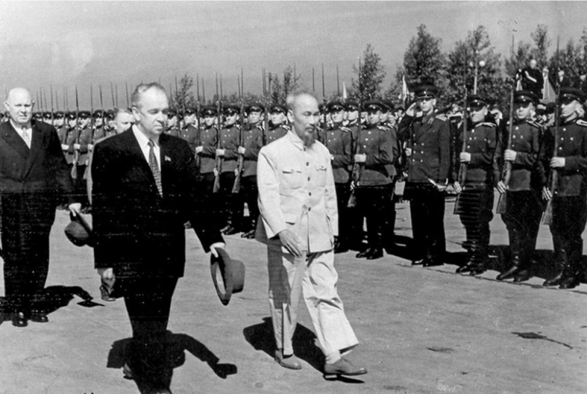 El presidente Ho Chi Minh pasa revista a la guardia de honor del Ejército soviético en la ceremonia de bienvenida a la delegación del Gobierno vietnamita durante su visita oficial a la Unión Soviética, el 12 de julio de 1955. Foto de archivo: hochiminh.vn