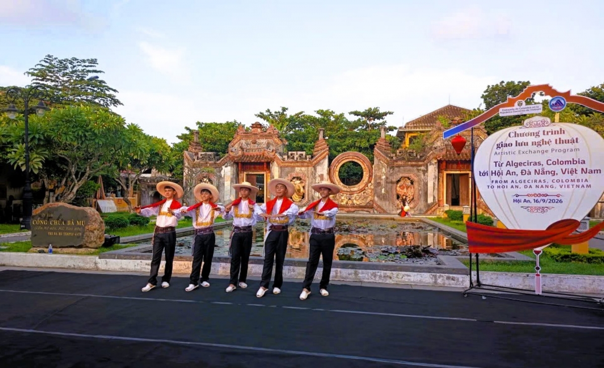Jóvenes artistas colombianos interpretan una danza característica de la región del Huila. Foto: Vinh Thong/VOV