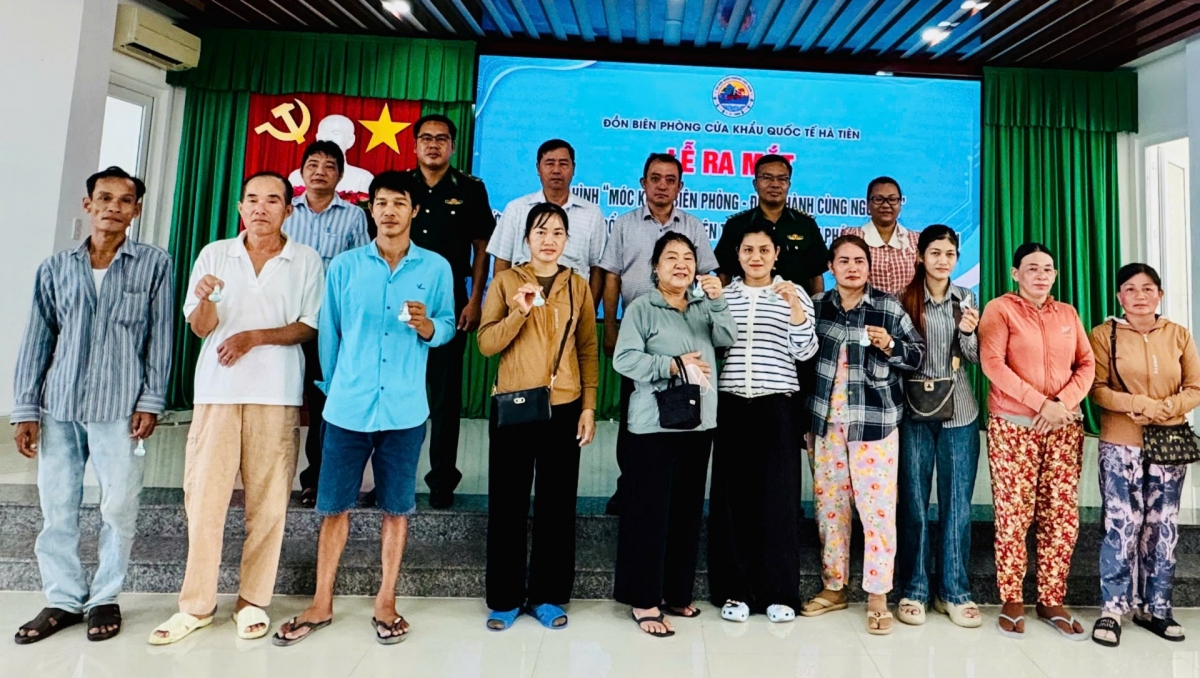河仙国际边境口岸边防站向渔民赠送带有二维码的钥匙扣<br>
图片来源: Lam Hiếu/VOV-ĐBSCL