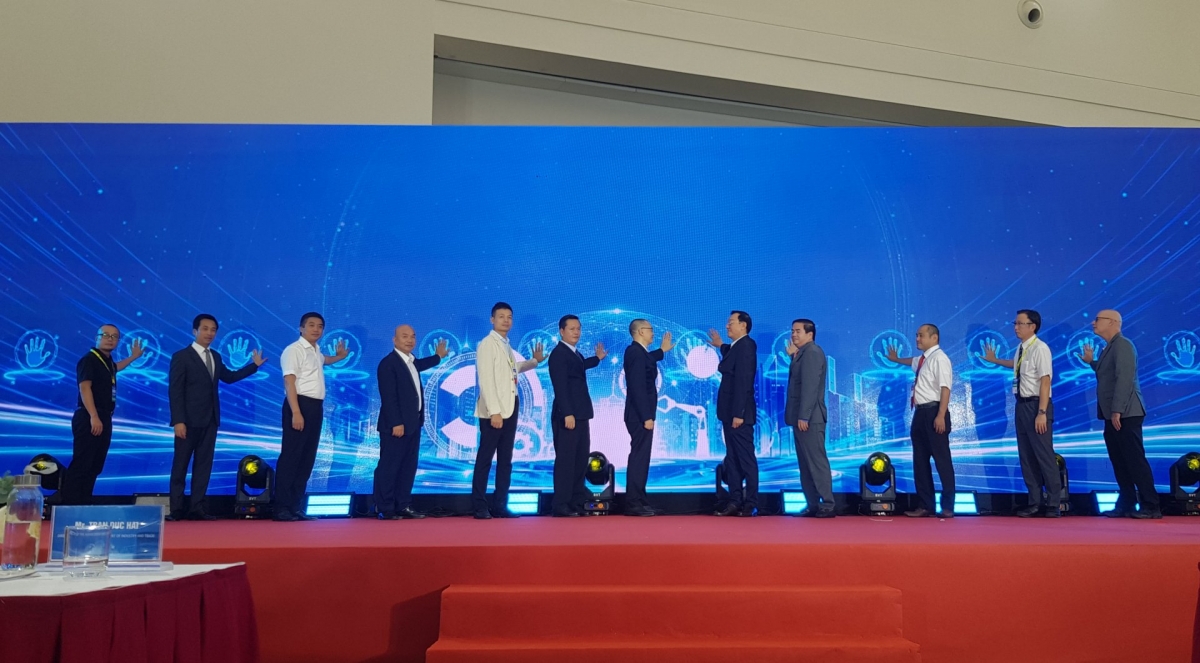 The delegates inagurate the exhiibition. (Photo: Ngoc Anh/VOV5)