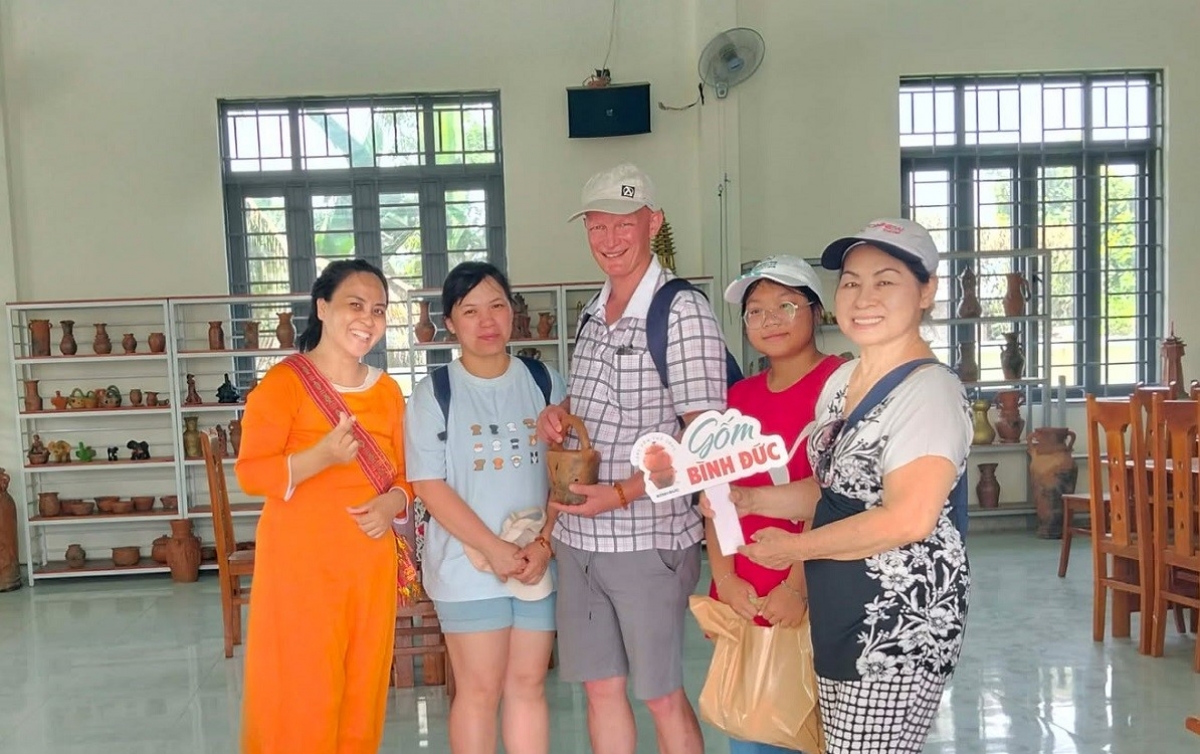 Para wisatawan mengunjungi dan mengambil foto kenang-kenangan di area pameran keramik Binh Duc Cham. Foto: Doan Si/VOV-Ho Chi Minh City