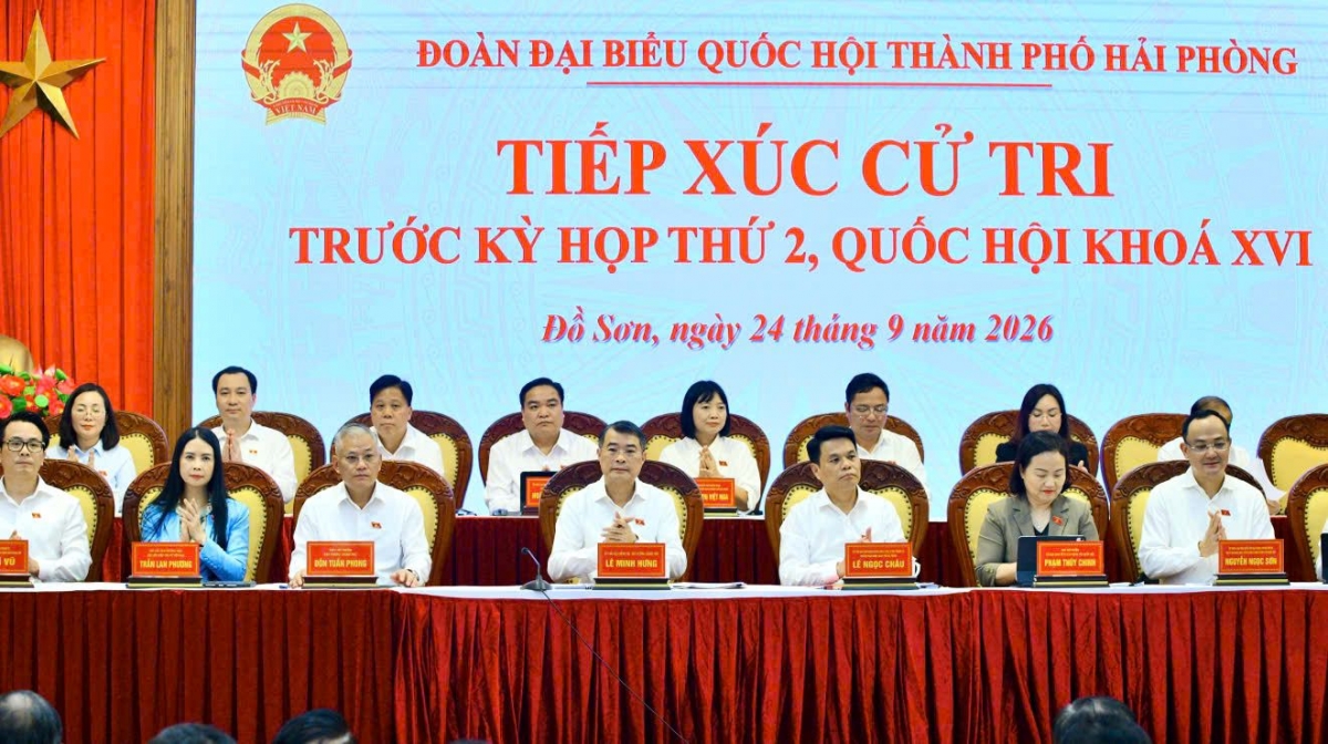 黎明兴总理在第十六届国会第二次会议前与选民接触。