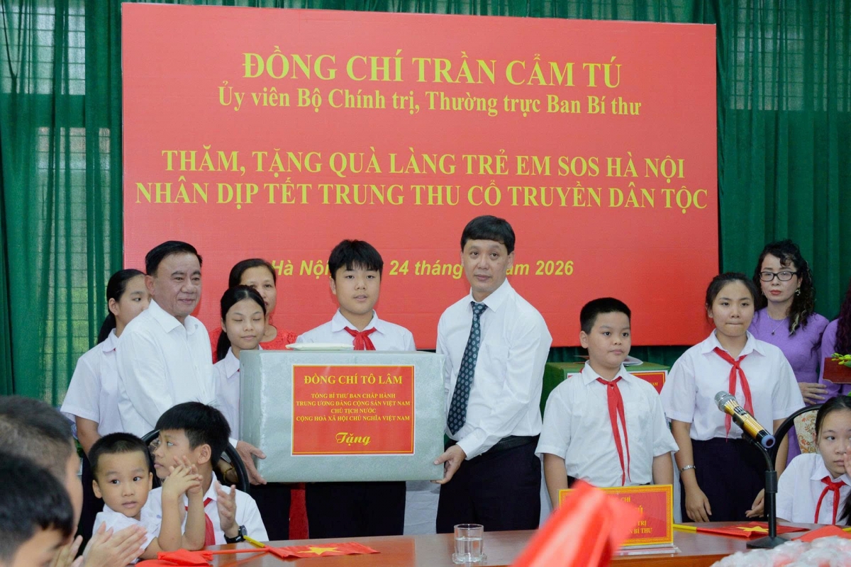 Thường trực Ban Bí thư Trần Cẩm Tú đến thăm, trao quà Trung thu tặng các thiếu nhi đang sinh sống tại Làng trẻ em SOS ở Hà Nội, nhân Tết Trung thu năm 2026.