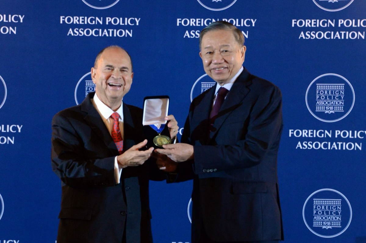 Henry Fernandez, président du conseil d'administration de la Foreign Policy Association, remet au secrétaire général et président Tô Lâm, la médaille de l'association. Photo: Viêt Cương/VOV