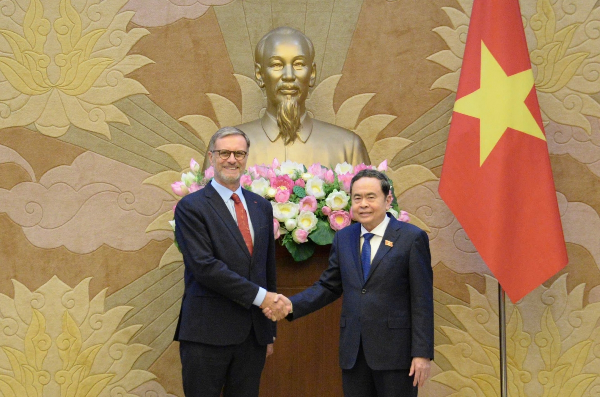  Chủ tịch Quốc hội Trần Thanh Mẫn và Đại sứ Cộng hòa Pháp tại Việt Nam Olivier Brochet. Ảnh: Lê Tuyết/VOV