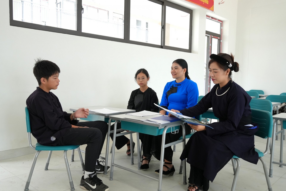 짜린 기숙형 초·중학교는 총 31개 학급, 1,165명의 학생을 수용할 수 있도록 설계되었으며 학습 공간, 교무 행정실, 기숙사 구역, 교직원 관사, 급식실 및 각종 편의 시설을 고루 갖추었다.