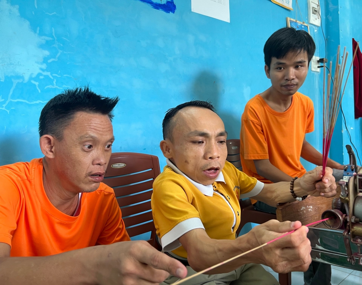 Guru Nguyen Ngoc Phuong dengan sabar membimbing setiap gerakan kecil siswa. Foto: VOV5