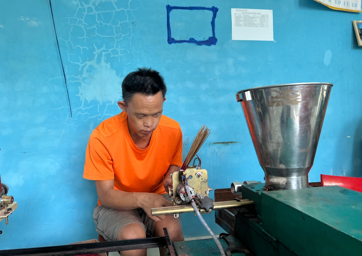 Para korban Agent Orange/dioksin merasa senang ketika berhasil menciptakan produk yang sempurna. Foto: VOV5