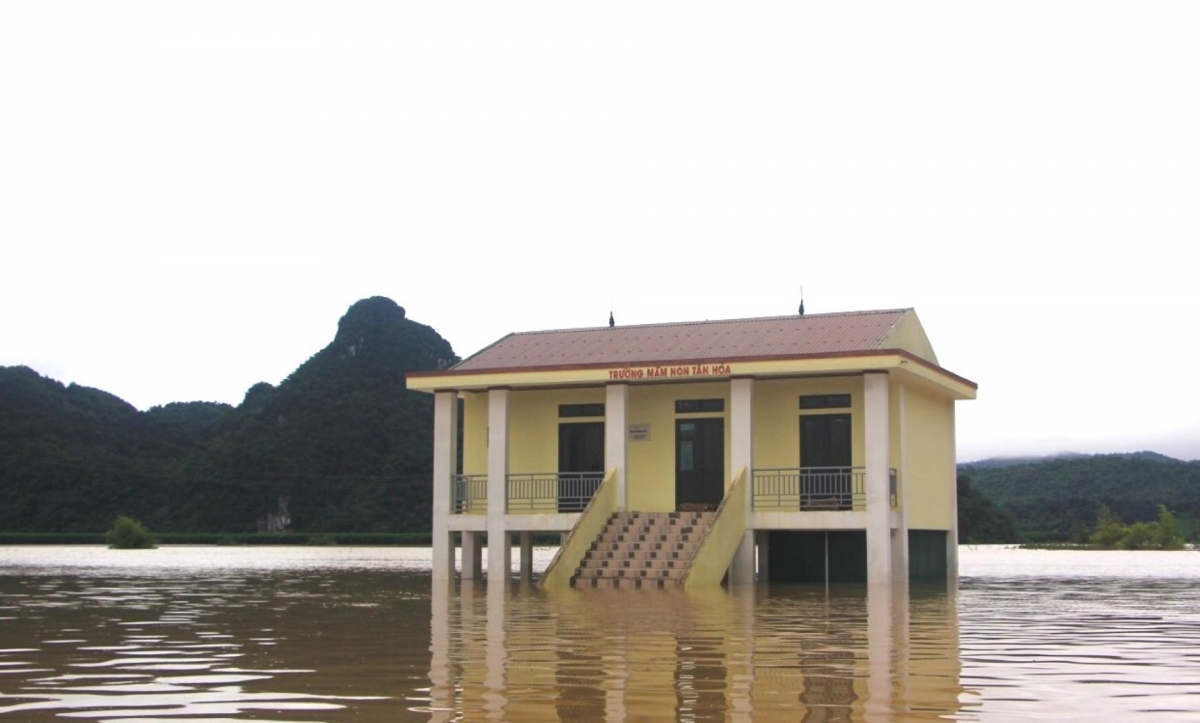 Taman Kanak-Kanak di pusat banjir Tan Hoa dirancang dengan bentuk rumah terapung (Foto: Thanh HIeu/VOV di Vietnam Tengah)