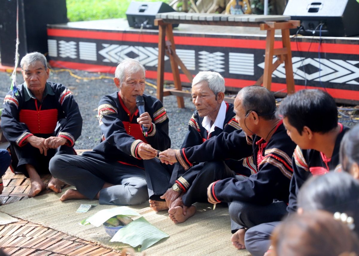 Vertreter beider Familien vollziehen die Rituale während der Zeremonie. (Foto: H' Xiu/VOV-Tay Nguyen)