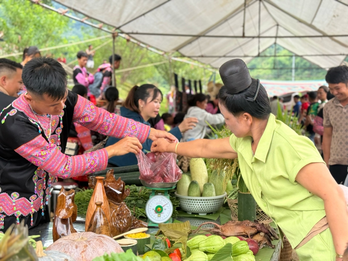 Sebuah kios di pasar desa Dao, Kecamatan Chieng Hac, dengan berbagai macam sayuran, umbi-umbian, dan buah-buahan. Foto: VOV