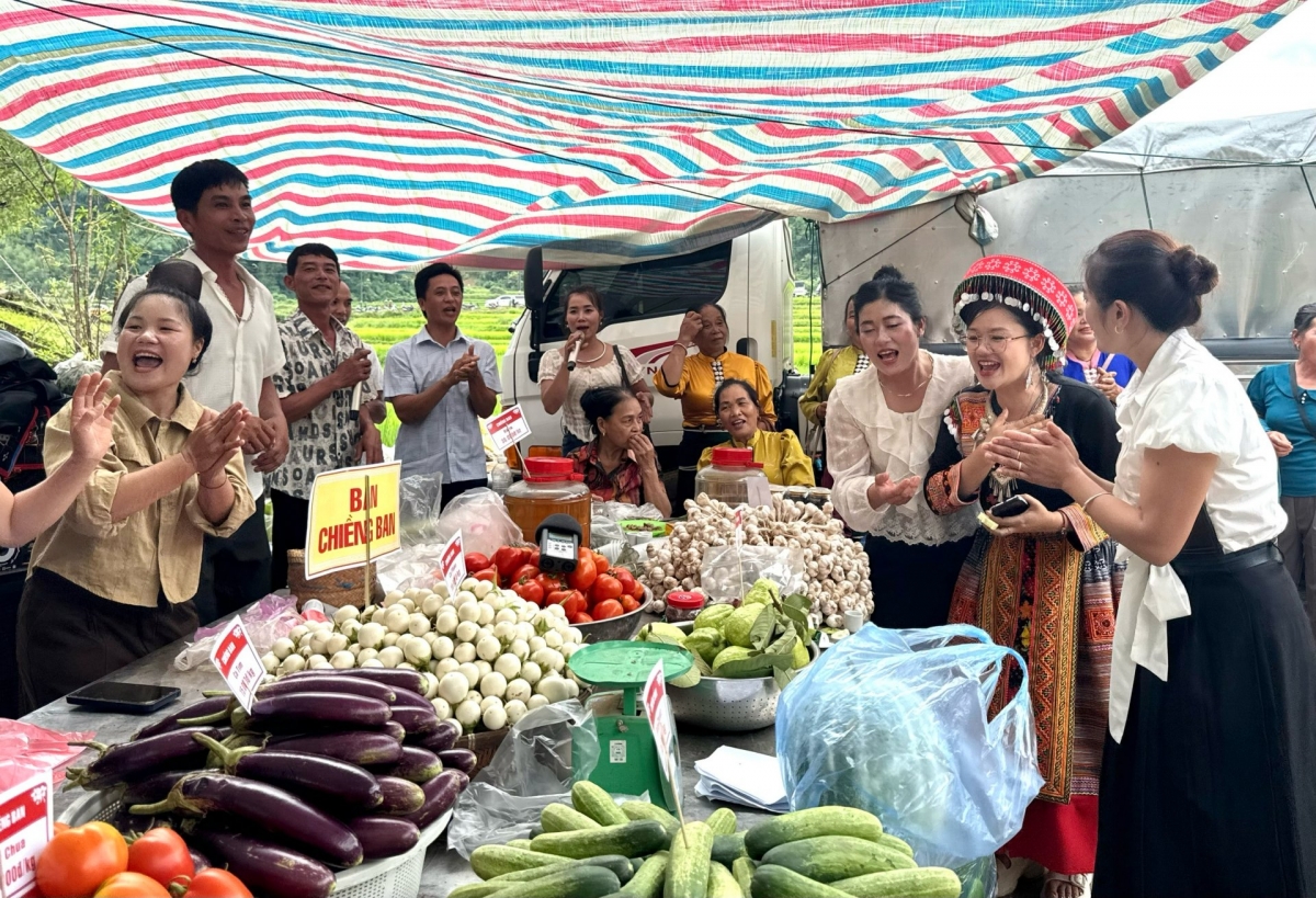 Phiên chợ là điểm hẹn của đồng bào các dân tộc sau những giờ bám nương,<br>
bám ruộng. Ảnh: VOV-Tây Bắc