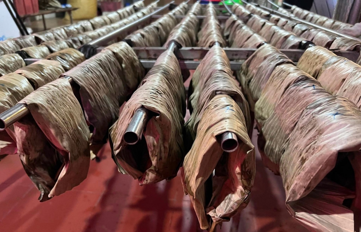 Mengukus dan menjemur kue sejak pagi untuk mempersiapkan pesanan pelanggan. Foto: Huyen Trang/VOV5.