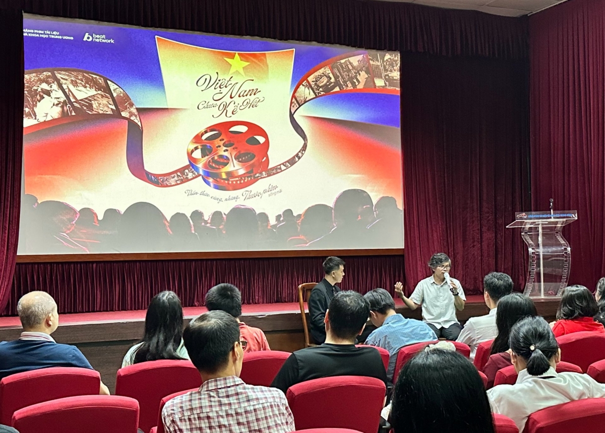
Audience members have an opportunity to speak with the film’s production team. (Photo: Minh Ngoc/ VOV1)
