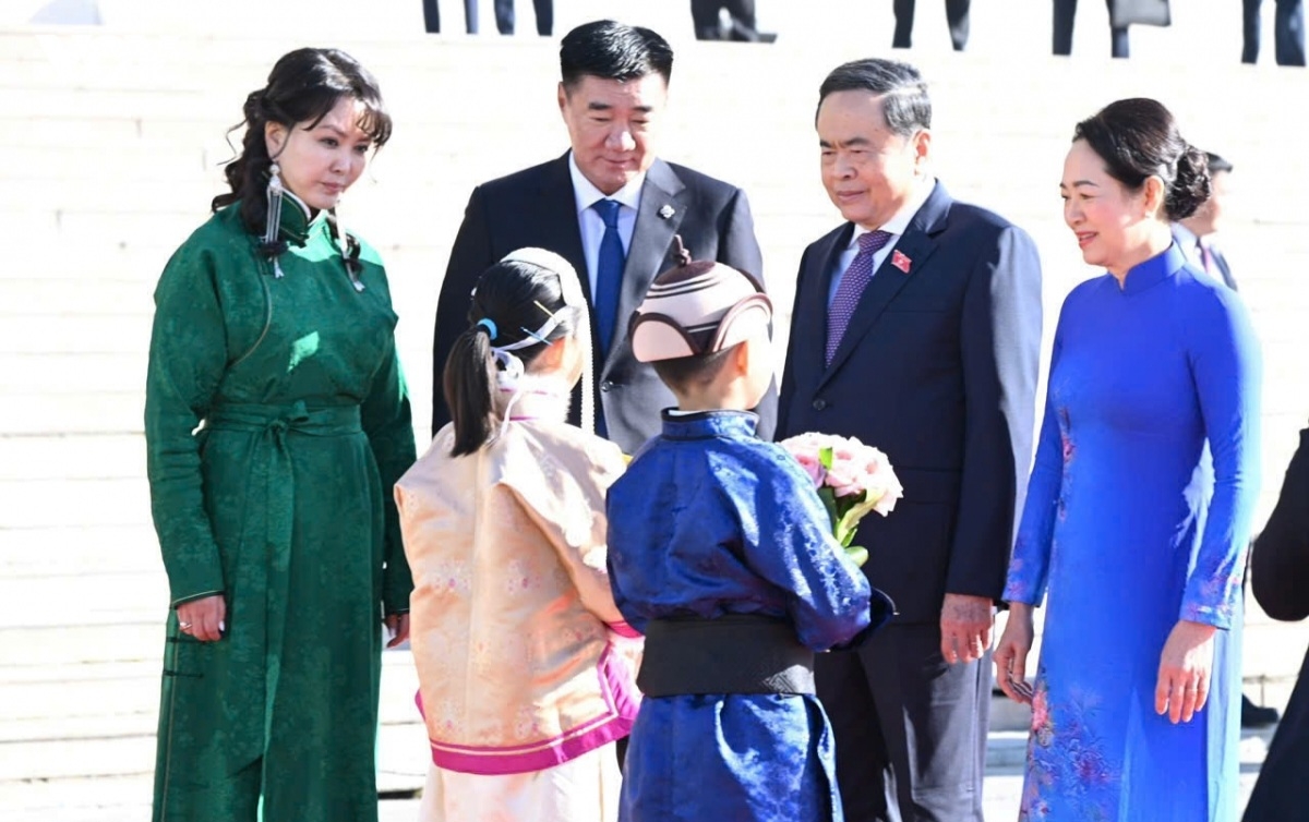 Chairman of the State Great Hural of Mongolia Sandag Byambatsogt and his spouse host a welcoming ceremony for visiting Vietnamese National Assembly President Tran Thanh Man and his spouse (Photo: VOV) 