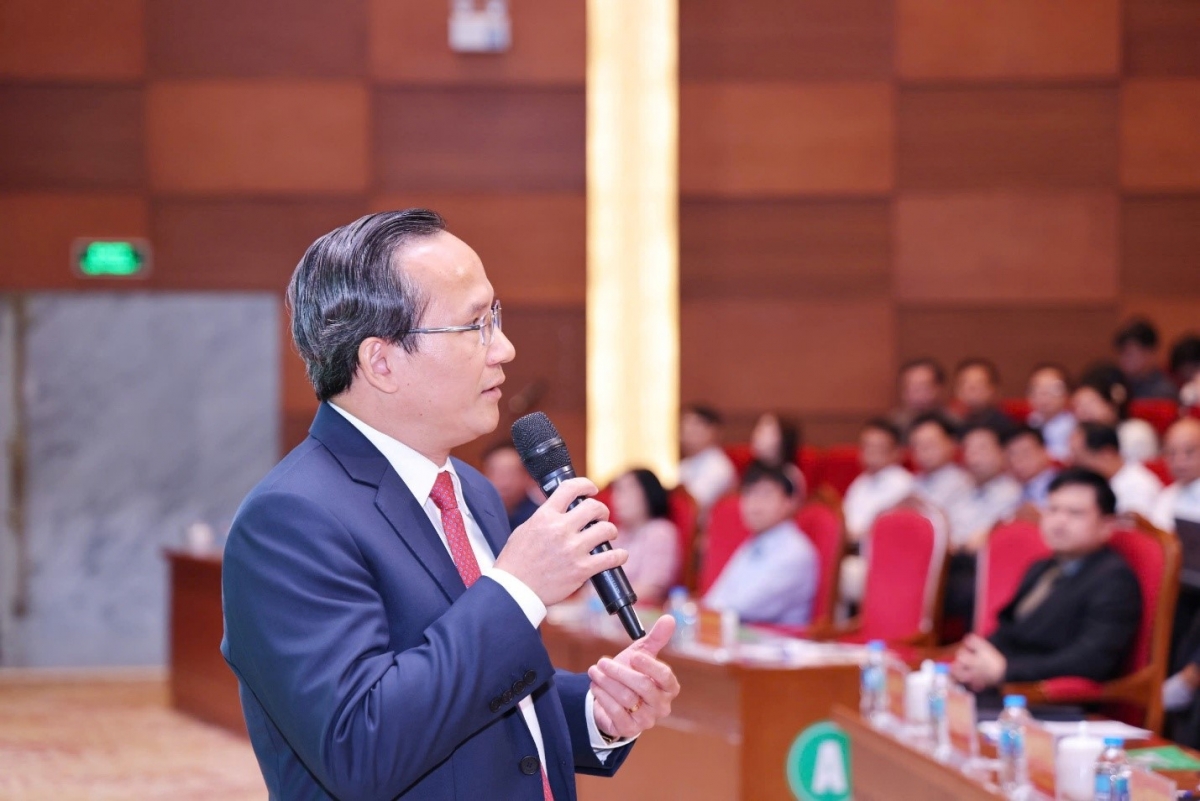 Trung tướng, GS, TS Lê Hữu Song - Viện trưởng Viện NCKHYDLS 108, Giám đốc Bệnh viện TW Quân đội 108 điều hành phiên toàn thể