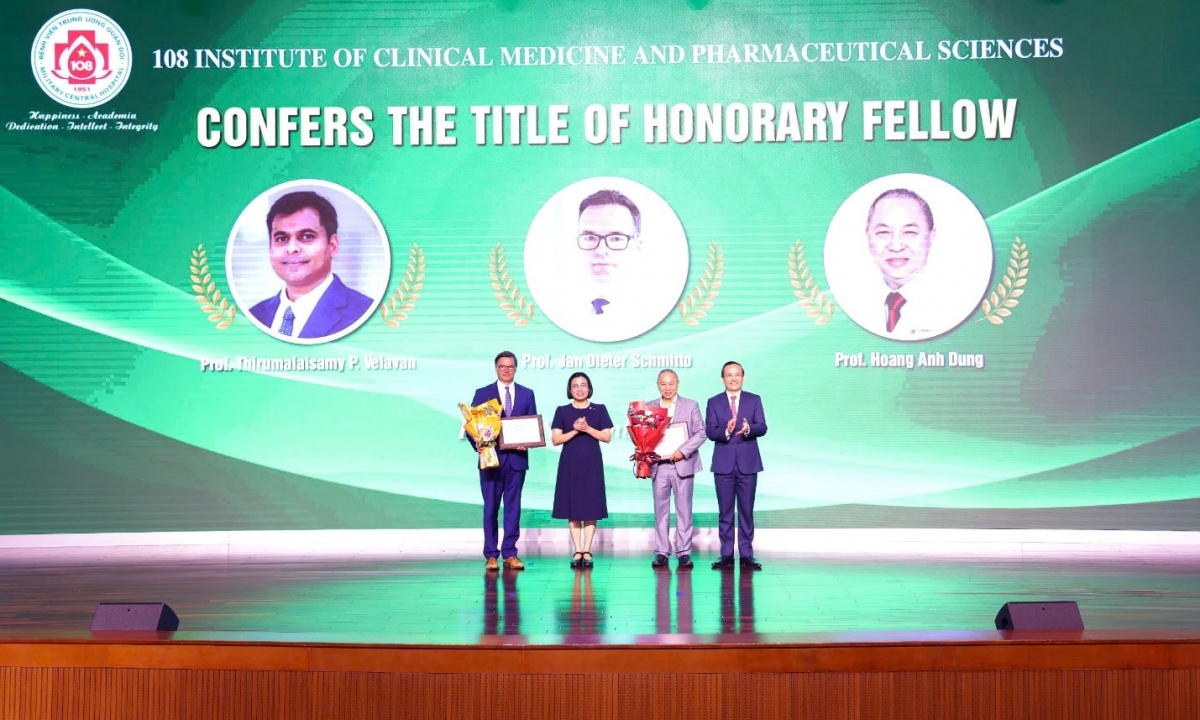Trung tướng, GSTS Lê Hữu Song và Trung tướng, PGS TS Nguyễn Hoàng Ngọc trao danh hiệu Confers the title of Honorary fellow cho các nhà khoa học.