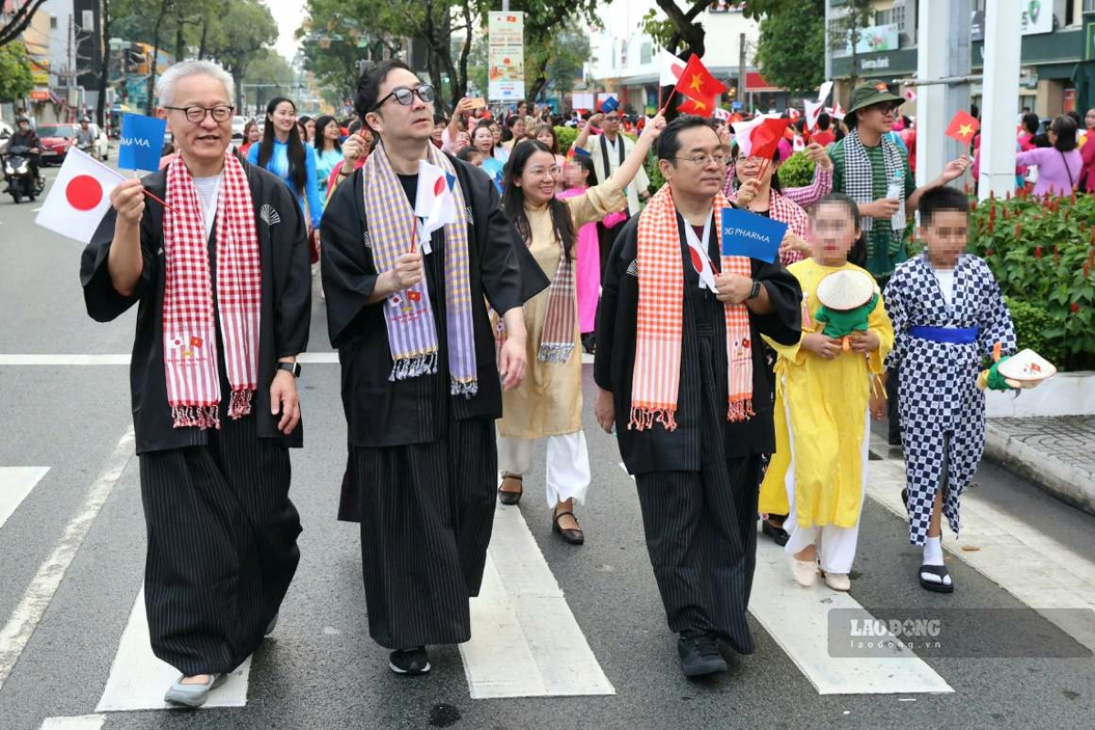 Zahlreiche Menschen nehmen an der Parade in vietnamesischer und japanischer Tracht. (Foto: Ta Quang)