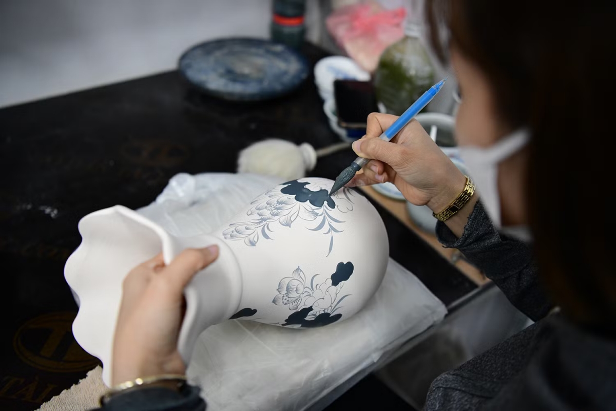 The intricate ceramic designs created by artisans in Kim Lan pottery village (Photo: nhandan.vn)