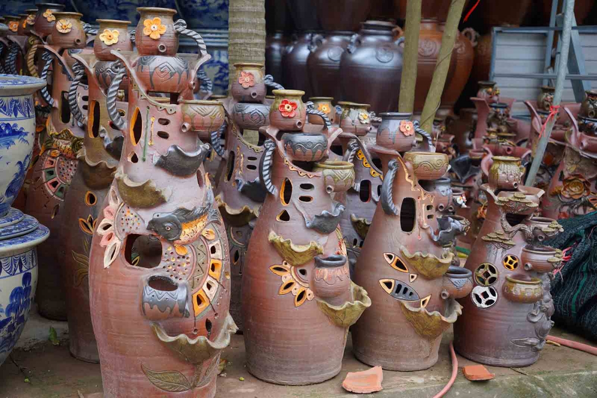 Ceramic products are displayed along both sides of the road to Kim Lan village (Photo: laodong.vn)